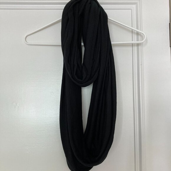 black closed loop infinity scarf - Picture 3 of 8